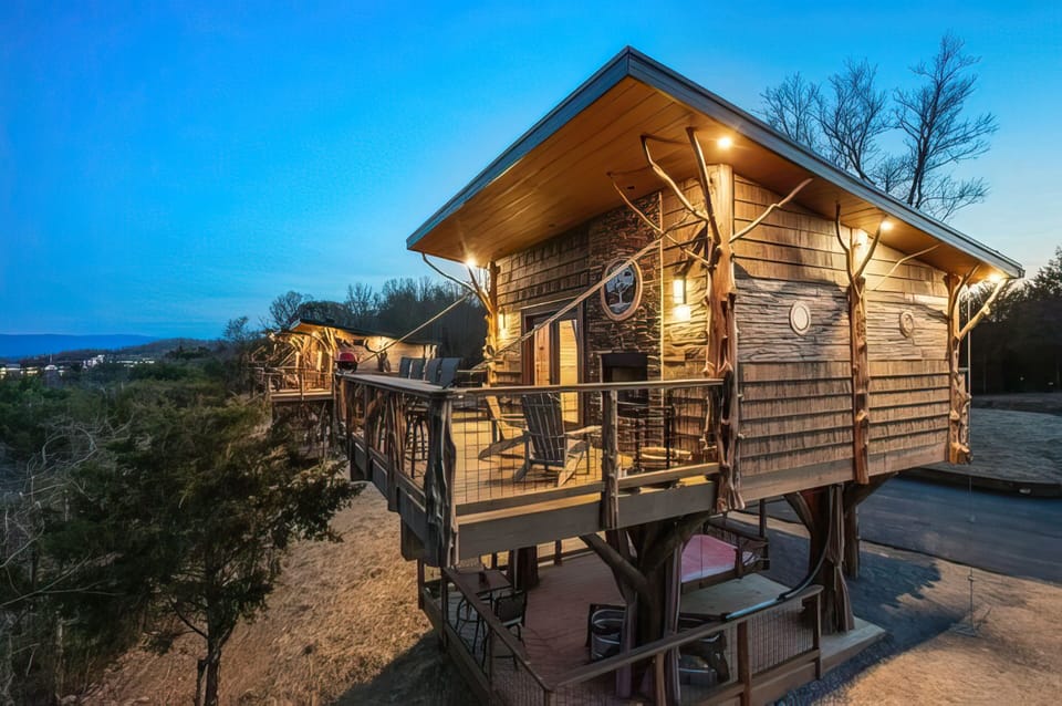 HONEY HOLE LUXE TREEHOUSE - SANCTUARY TREEHOUSE RESORT - SMOKY MOUNTAINS - SLEEPS 4