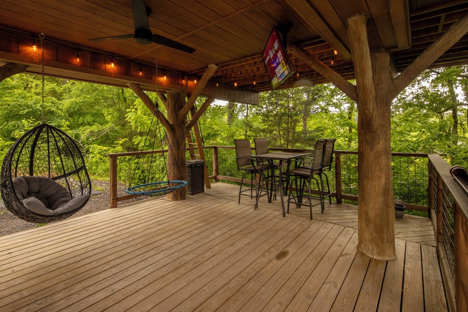 LOWER DECK - TREE-MENDOUS FUN TREE FORT TREEHOUSE - SLEEPS 6 - WOODED VIEW