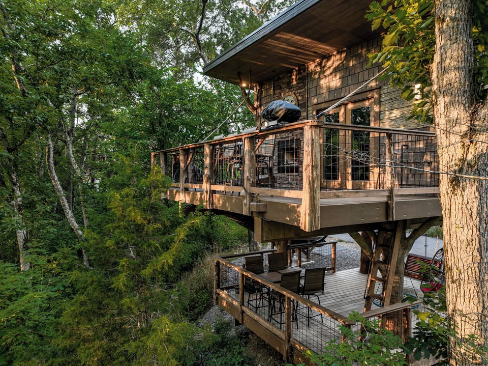 TREE-MENDOUS FUN TREEHOUSE - BACK SIDE WOODED VIEW - SANCTUARY TREEHOUSE RESORT - WHY BOOK A CABIN/HOTEL WHEN YOU CAN HAVE AN "EXPERIENCE?"