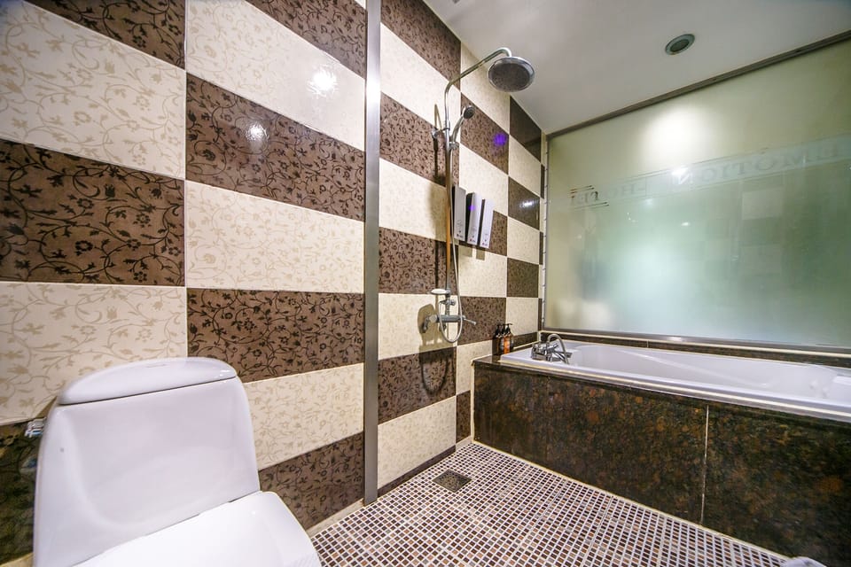 Deluxe Twin Room | Bathroom | Separate tub and shower, free toiletries, hair dryer, bidet