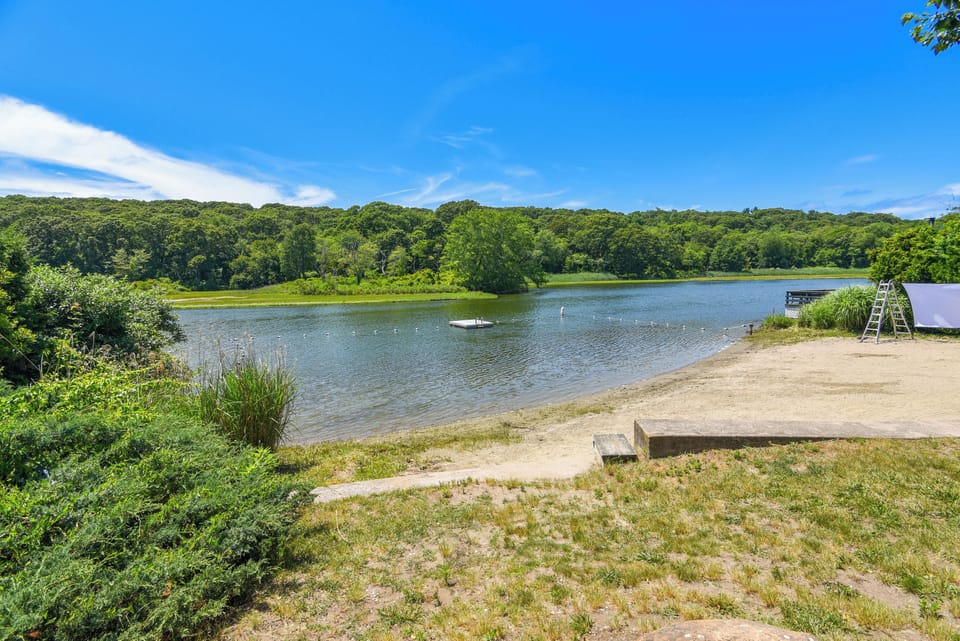 1 Block to Private Beach Access on the Narrow River