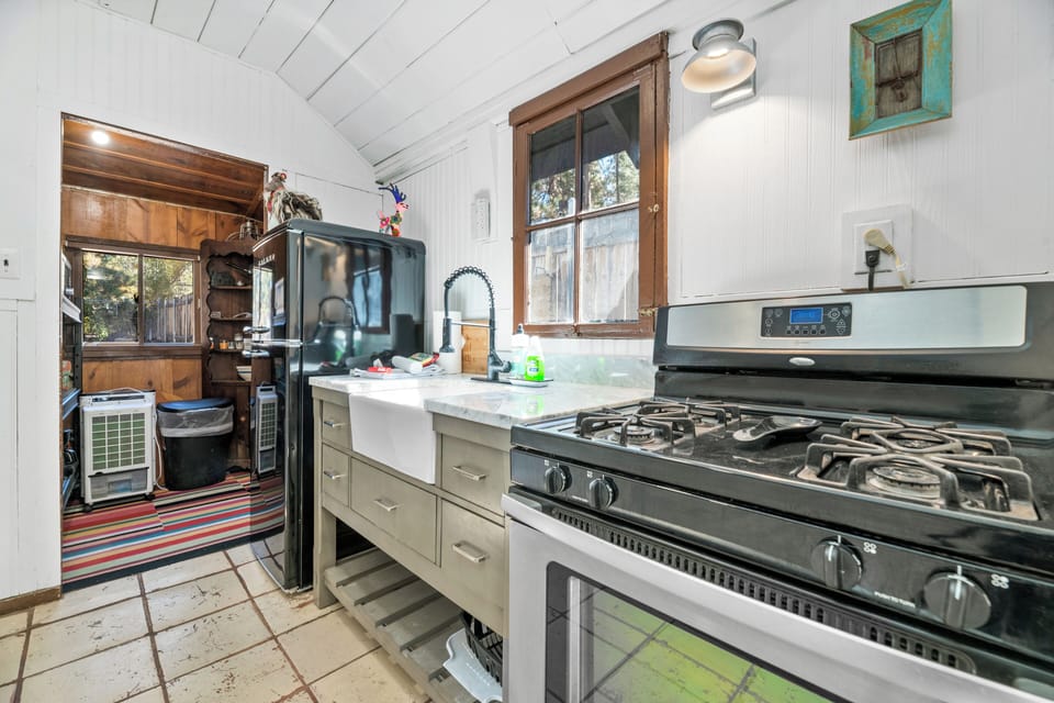 Basic Cabin | Private kitchen | Dishwasher, cookware/dishes/utensils
