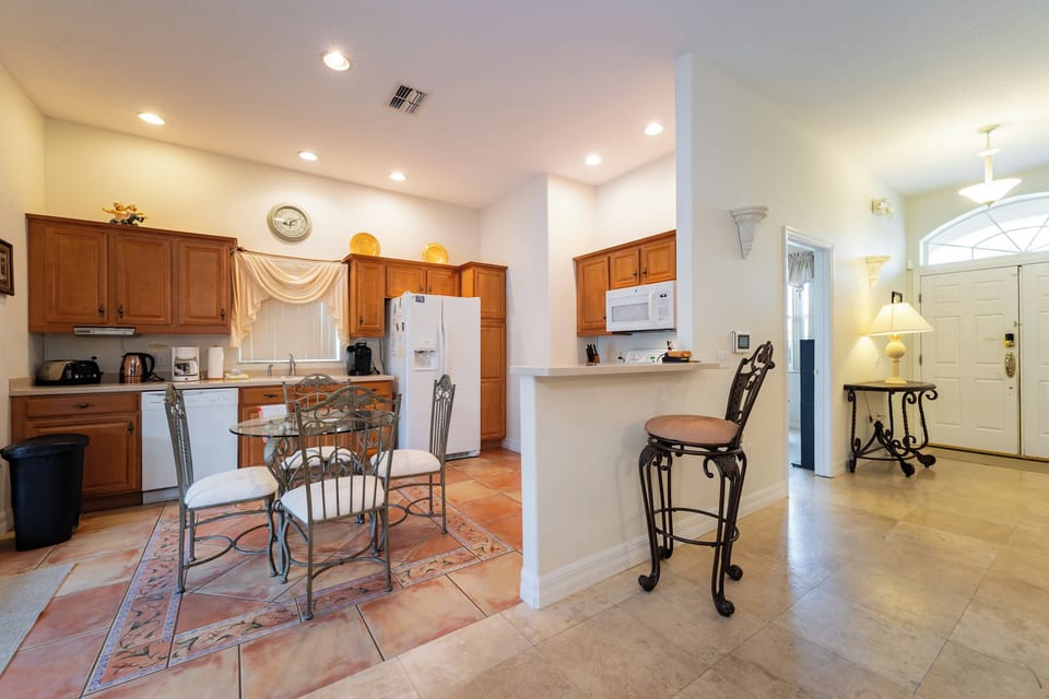 Kitchen and dinette set seating 4. Breakfast bar has 1 stool.