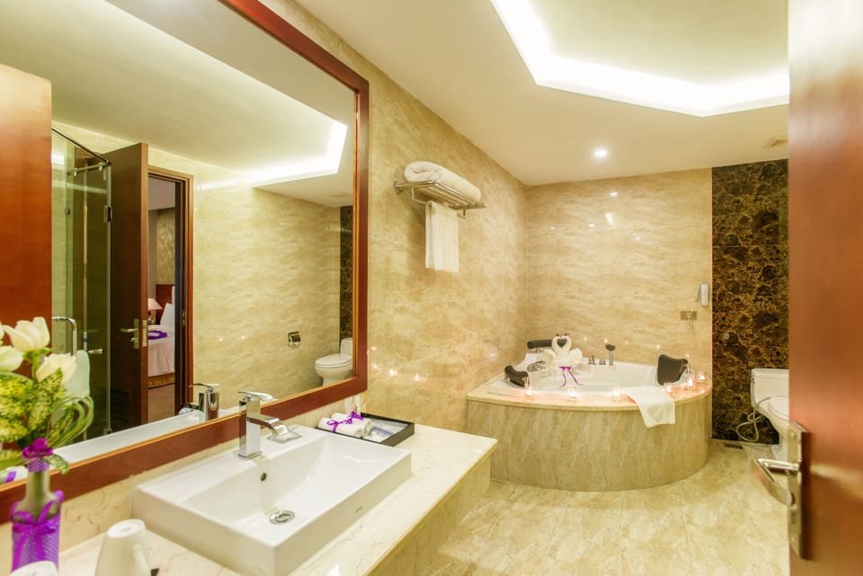 Executive Suite | Bathroom | Rainfall showerhead, designer toiletries, hair dryer, towels