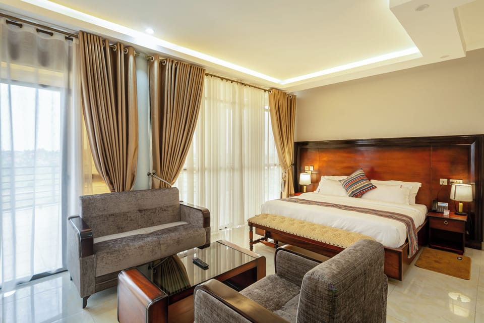 Executive Double Room | Minibar, desk, laptop workspace, blackout drapes