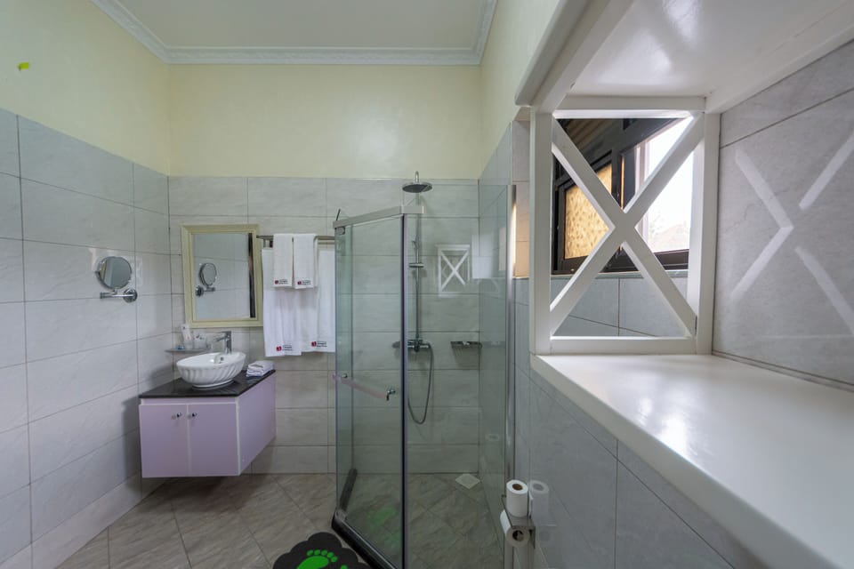 Villa | Bathroom | Shower, rainfall showerhead, free toiletries, bathrobes