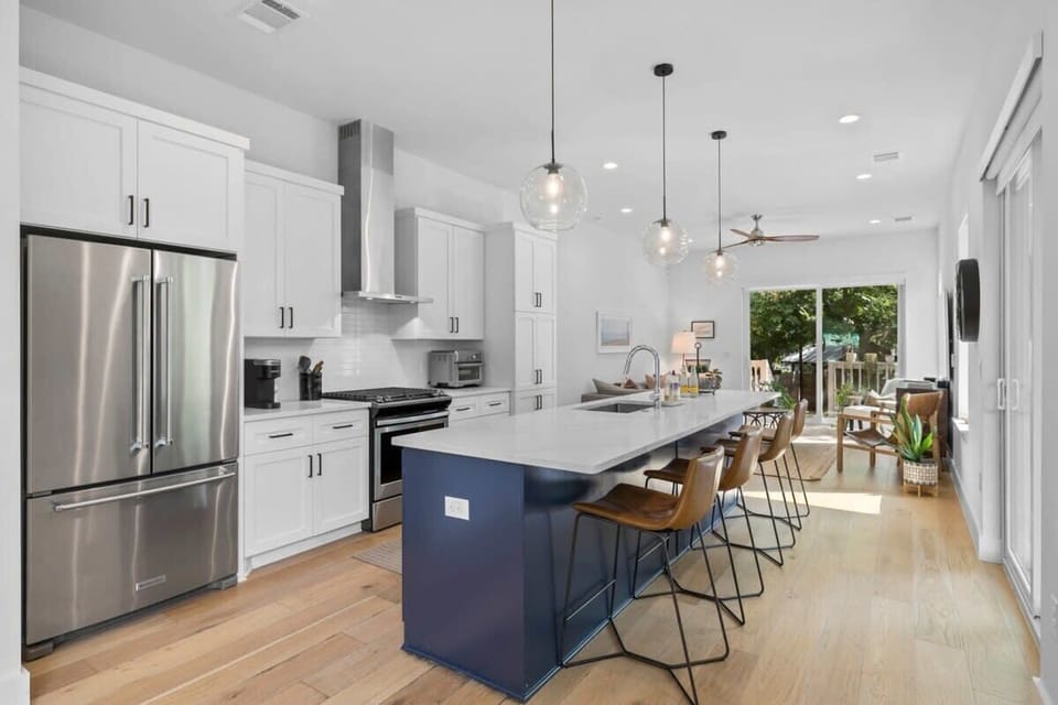 Full kitchen with island seating