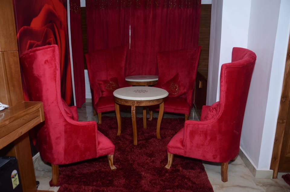 Classic Suite | In-room safe, desk, free WiFi, bed sheets
