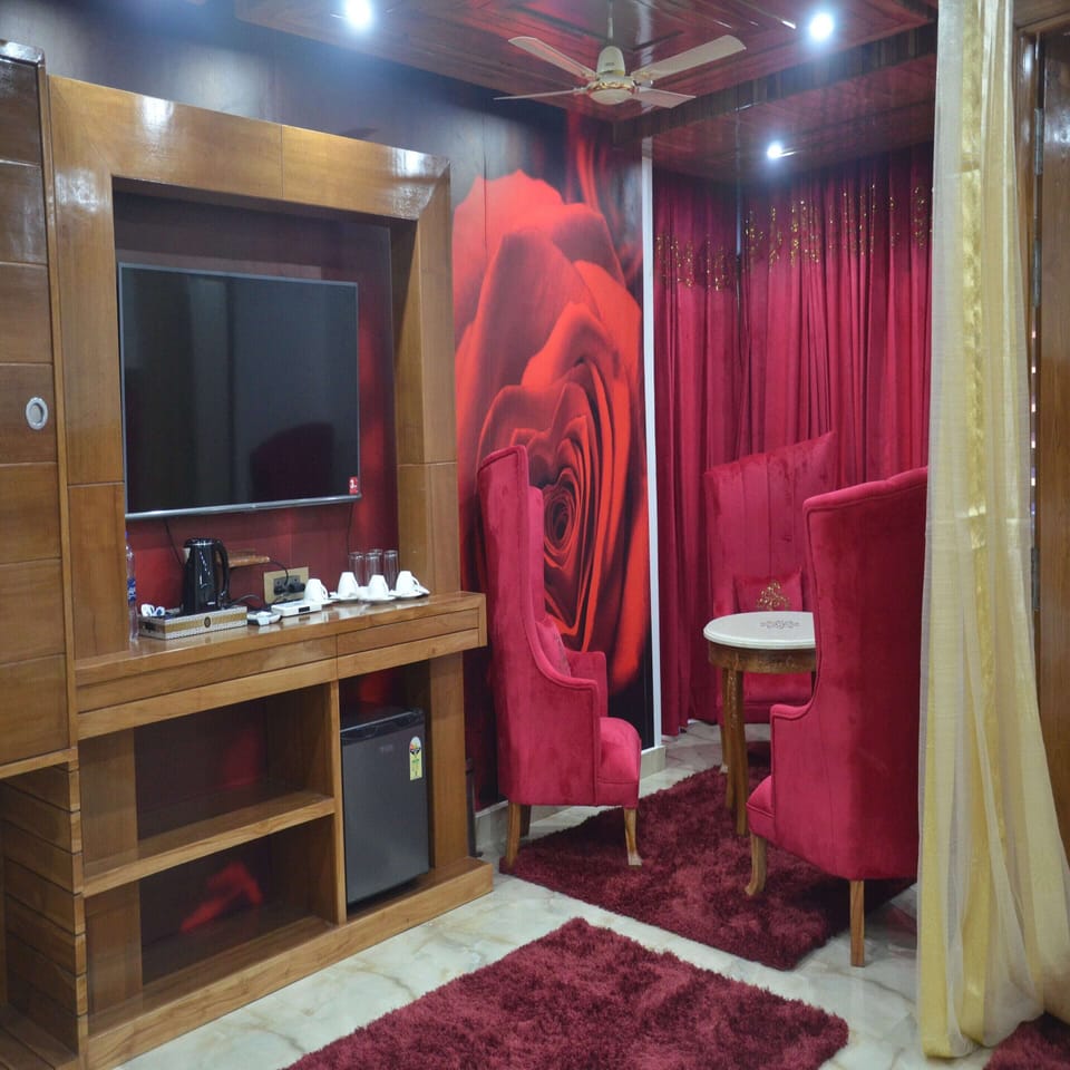 Classic Suite | In-room safe, desk, free WiFi, bed sheets