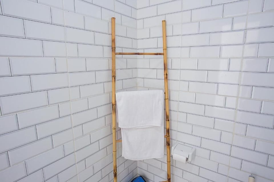 Shower, rainfall showerhead, free toiletries, hair dryer