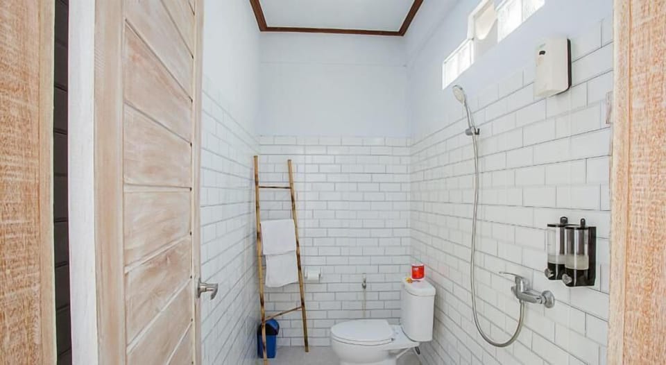 Shower, rainfall showerhead, free toiletries, hair dryer