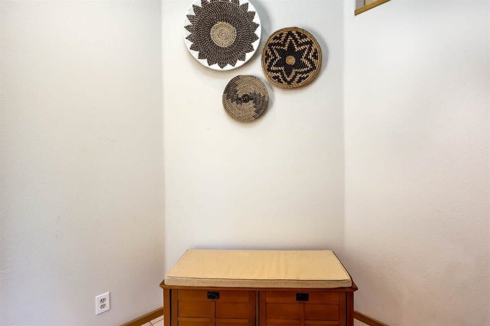 Large entry way with a big drop zone.
