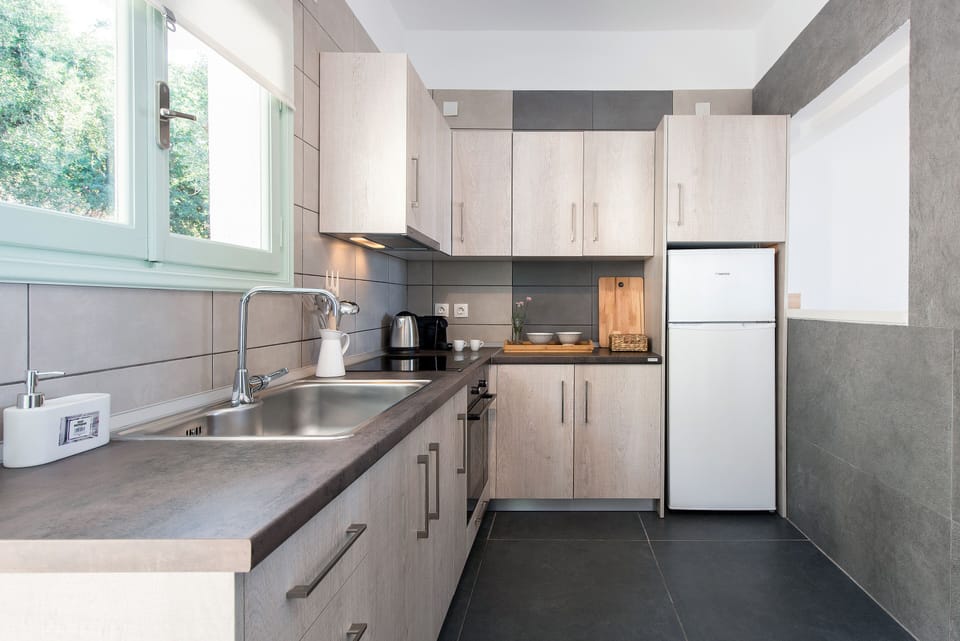 Deluxe Suite, Sea View | Private kitchen | Full-size fridge, coffee/tea maker, electric kettle, toaster