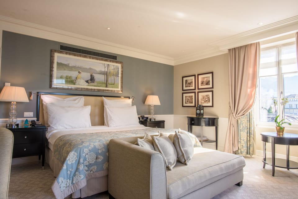 Junior Suite, Lake View | Premium bedding, minibar, in-room safe, desk