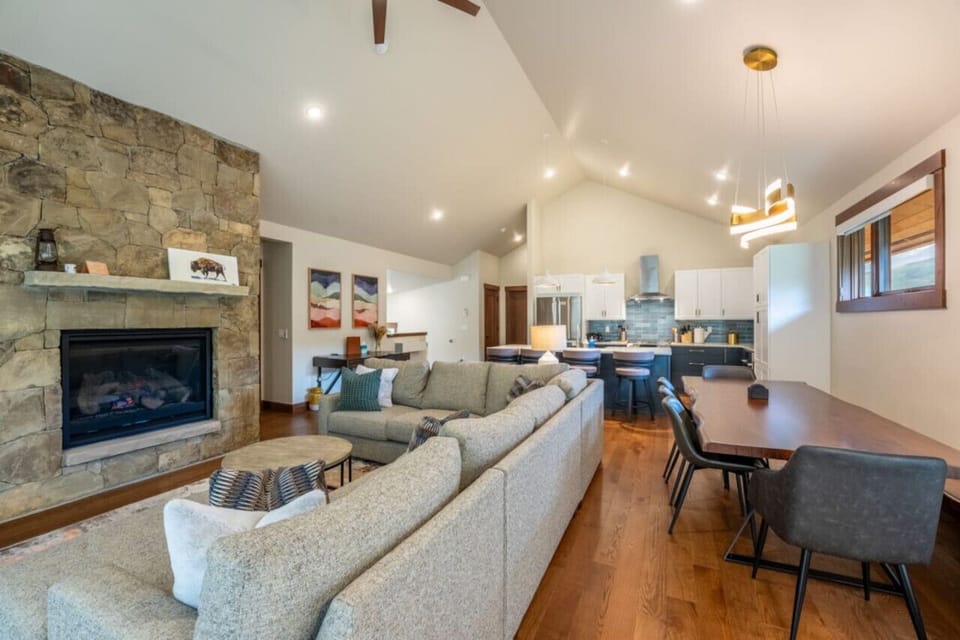 Open concept kitchen, dining and living areas, perfect for gathering!