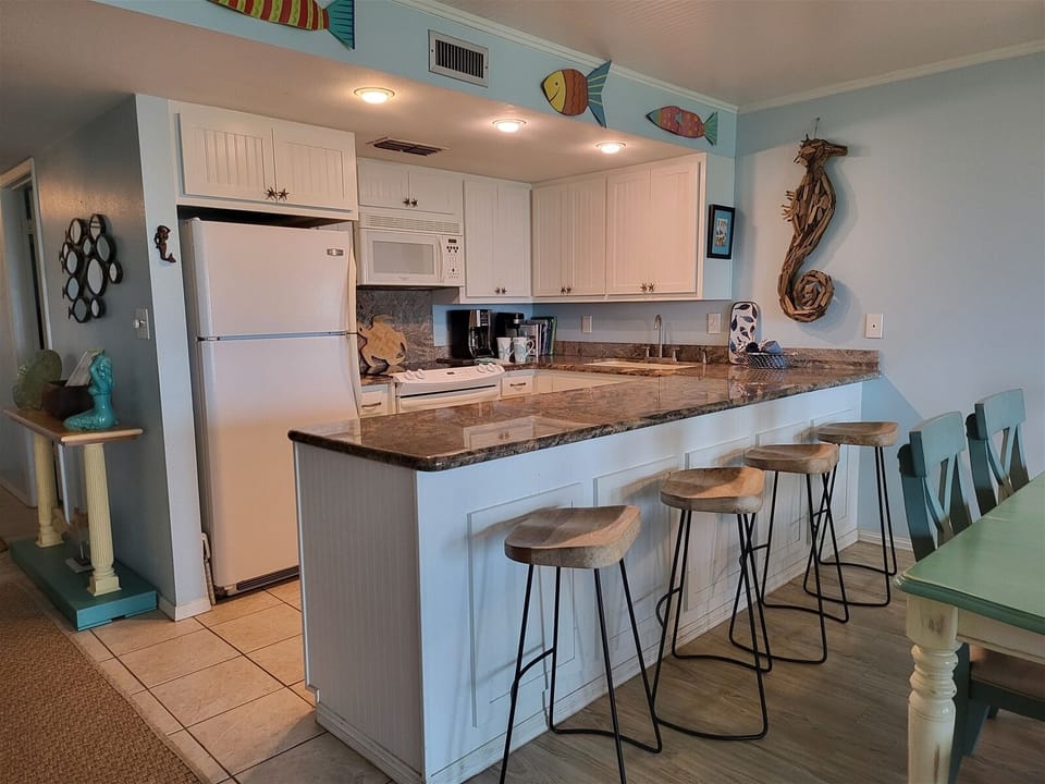 Coastal vibe kitchen, granite countertops
