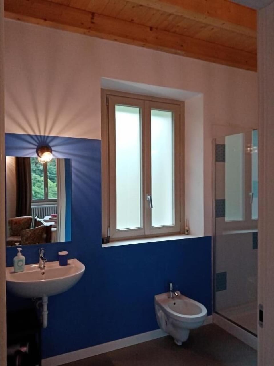 Shower, rainfall showerhead, free toiletries, hair dryer