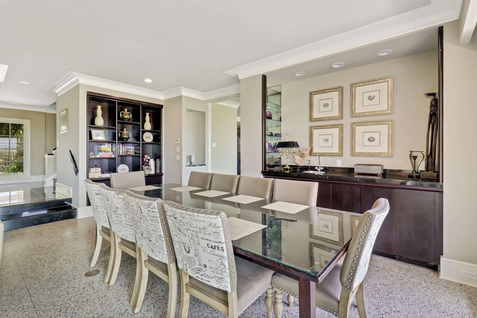 27 South Beach Lagoon | Formal Dining Table