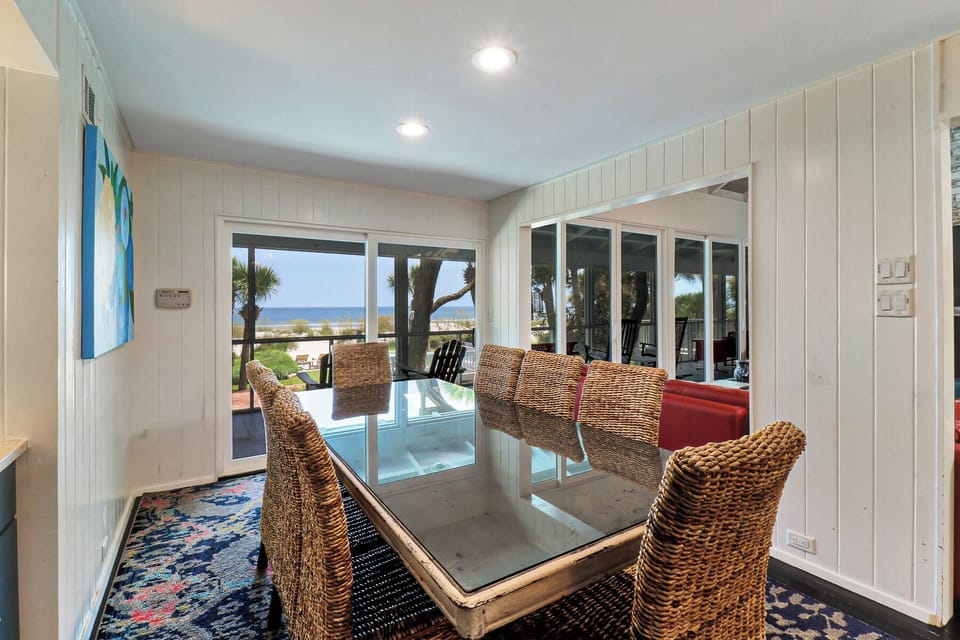 25 South Beach Lagoon | Dining Table