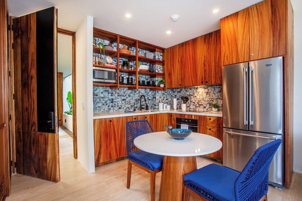 Fully equipped kitchen and dining table for 2