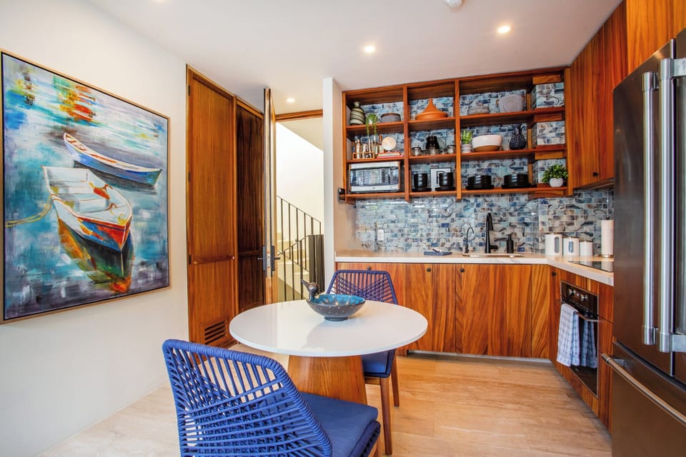 Sleek kitchen, fully-equipped