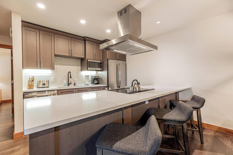 Kitchen with Breakfast Bar