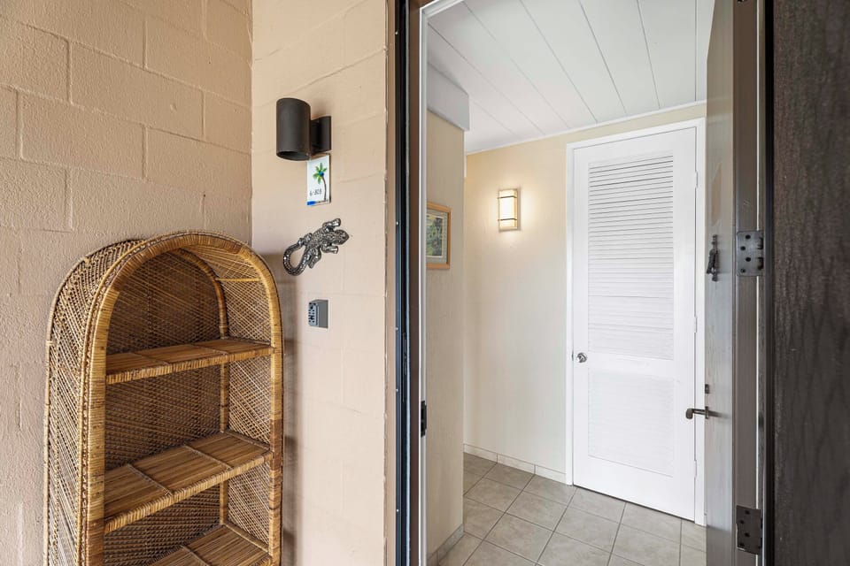 Welcome to Kona Makai 6303, your top-floor island retreat featuring comfortable interiors, ocean views, and easy access to the community’s resort-style amenities.
