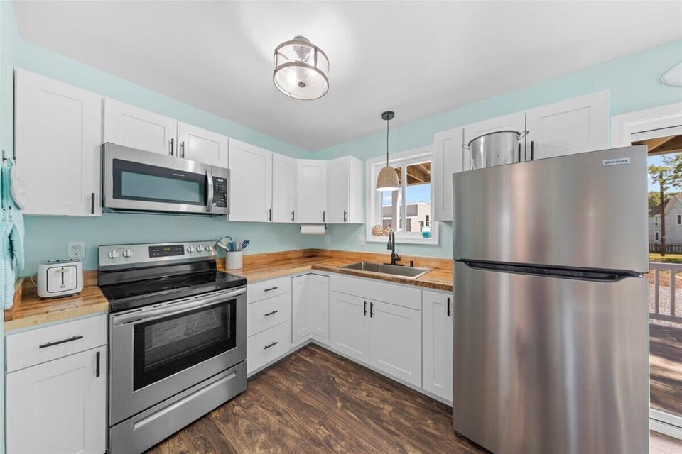 Mealtime will a bay breeze in this Brand New Kitchen.