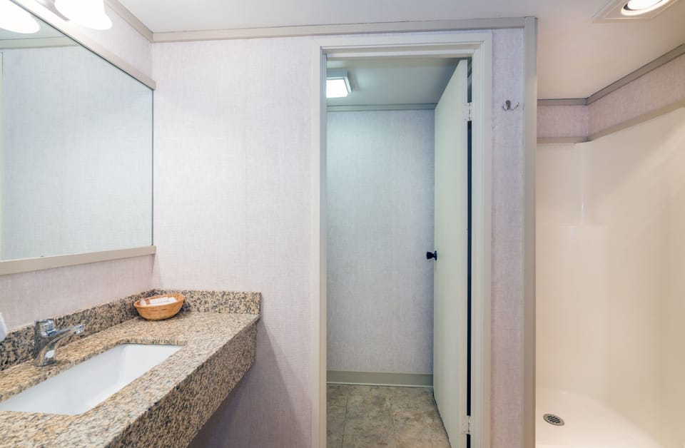 Room, 1 Bedroom | Bathroom | Towels, shampoo