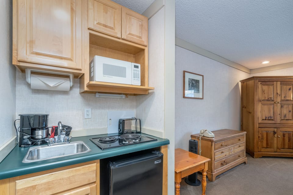 Room, 1 Bedroom | Private kitchen | Fridge, coffee/tea maker, toaster