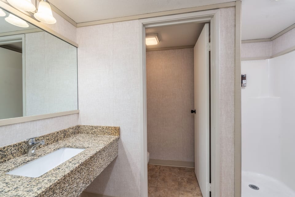 Room, 1 Bedroom | Bathroom | Towels, shampoo