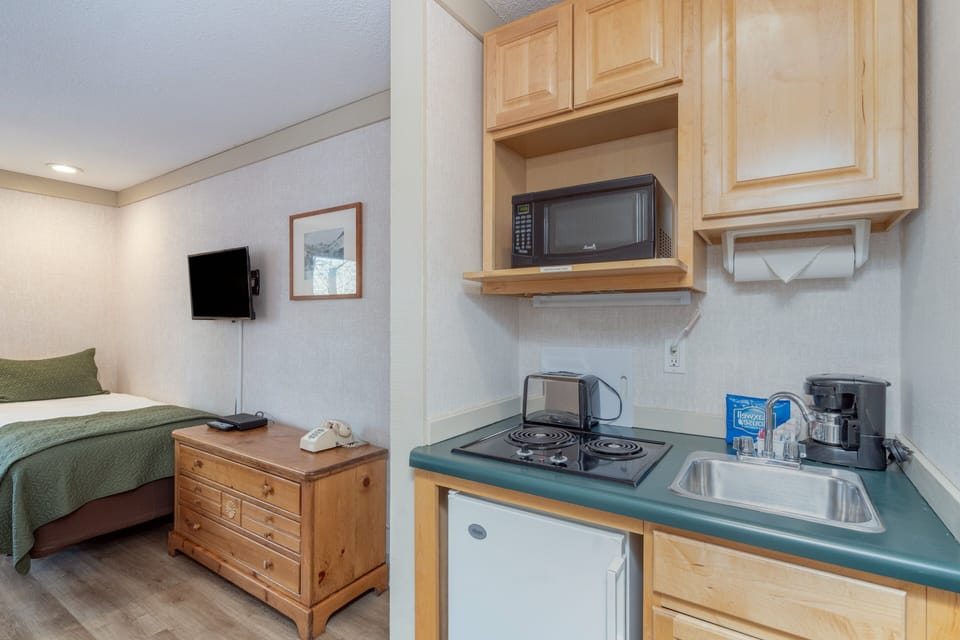 Room, 1 Bedroom | 1 bedroom, free WiFi