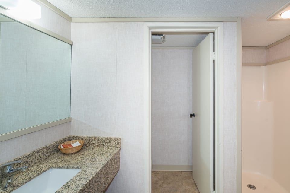 Room, 1 Bedroom | Bathroom | Towels, shampoo