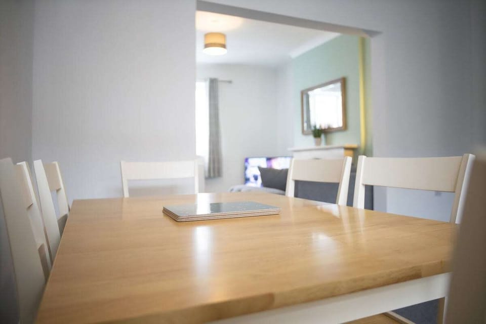 6-seater dining table for cosy gatherings and memorable meals.