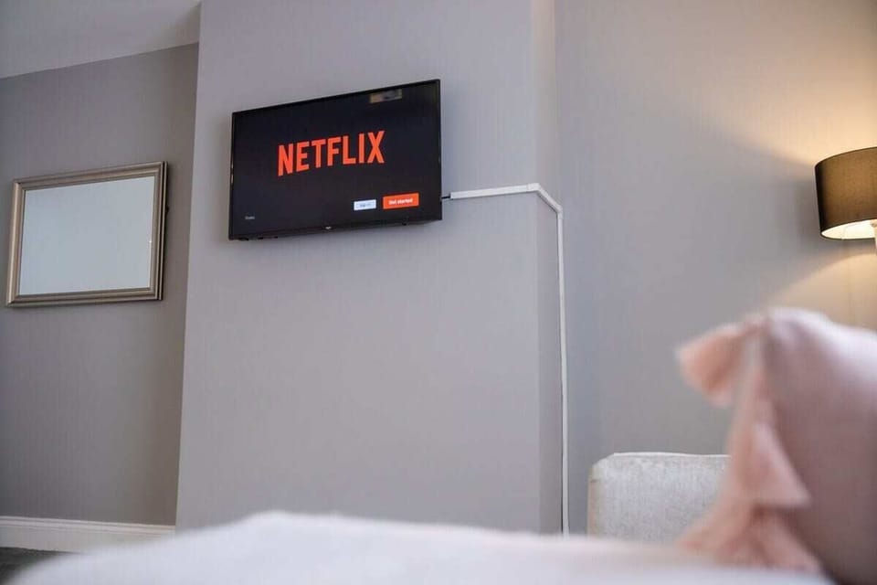 Spacious living room equipped with a SMART TV with Netflix and plenty of space to sit down and relax. 