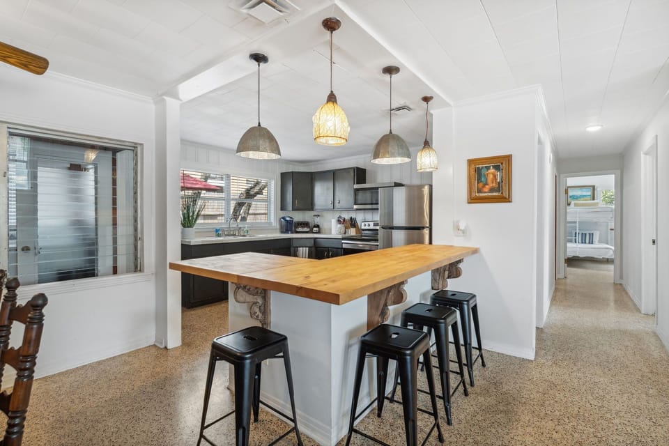 8-web-or-mls-812-young-st