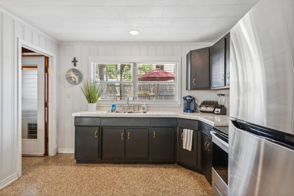 11-web-or-mls-812-young-st