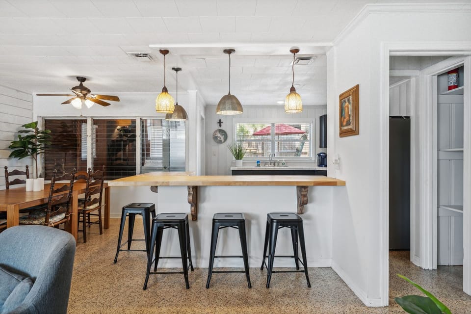 9-web-or-mls-812-young-st