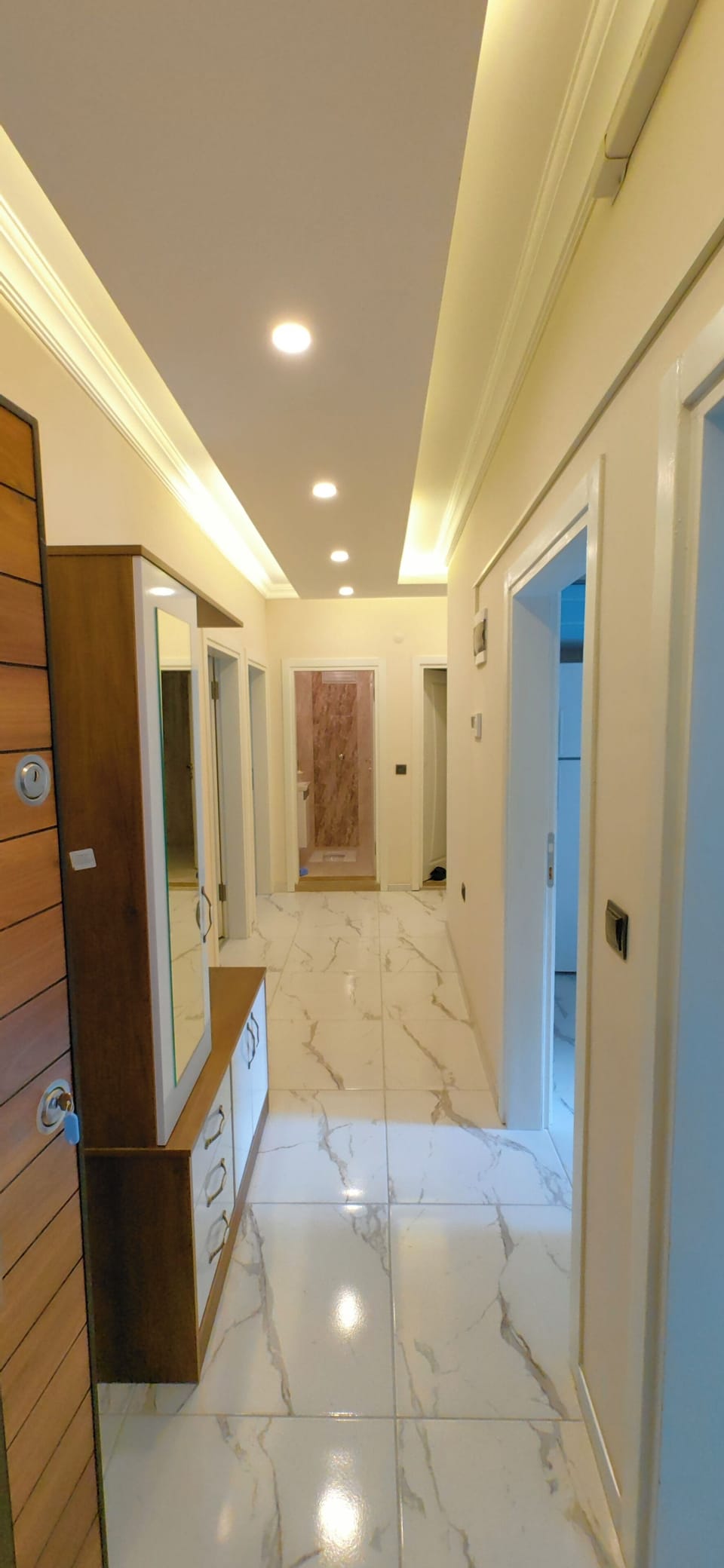Classic Apartment | Bathroom | Free toiletries, hair dryer, slippers