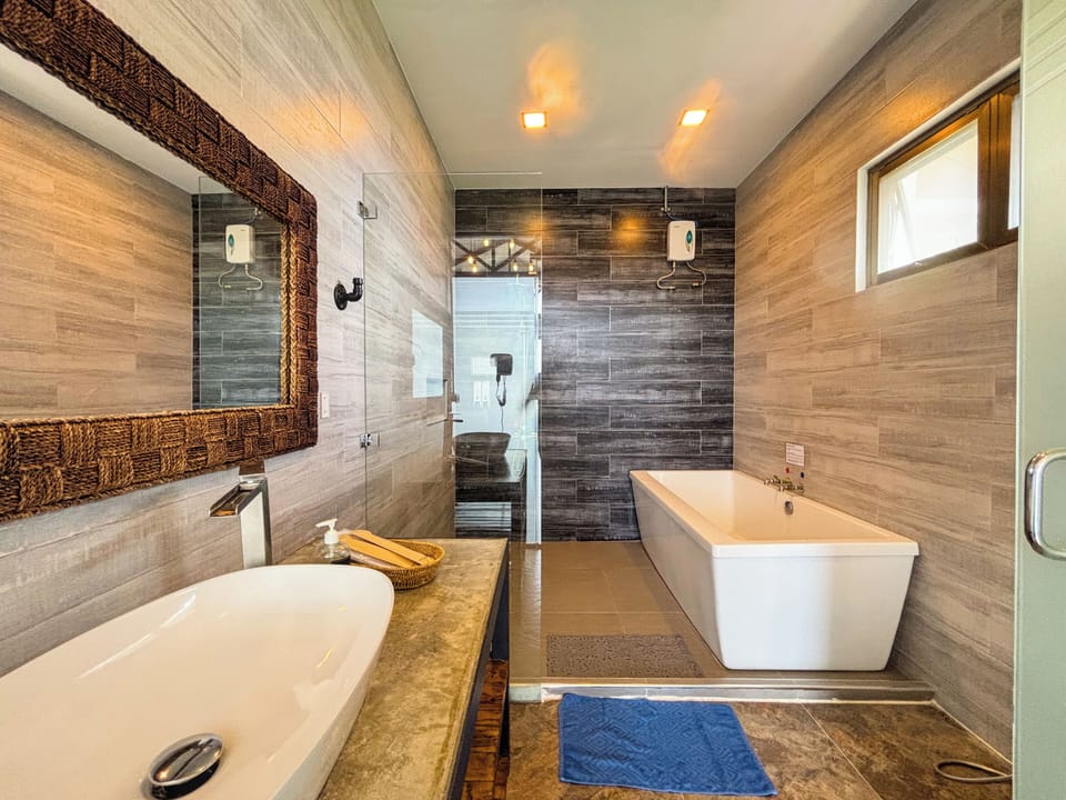 Premium Suite, 1 King Bed, Bathtub, Sea View | Bathroom | Free toiletries, bidet, towels, shampoo