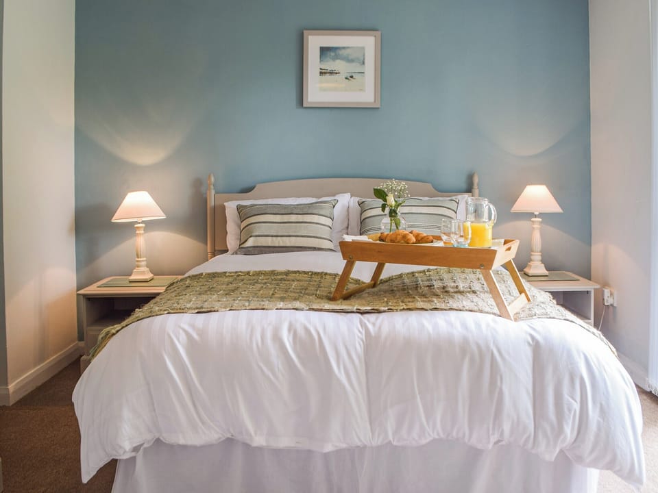 Double bedroom | Mutton Hill Cottage, Pembroke