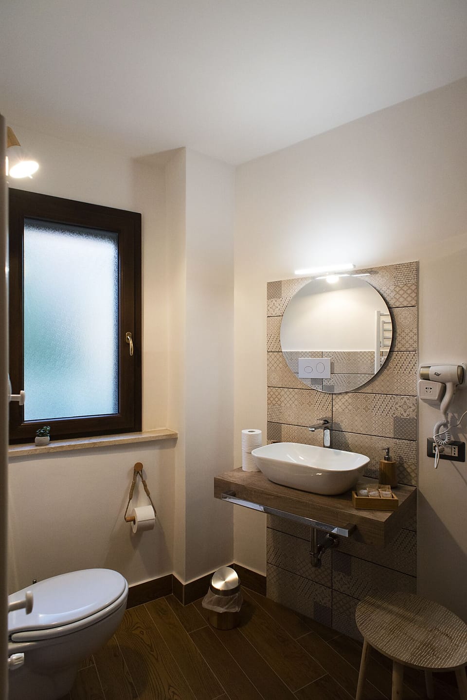Basic Double Room | Bathroom | Shower, rainfall showerhead, free toiletries, hair dryer