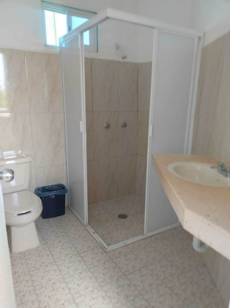 Standard Quadruple Room | Bathroom | Shower, rainfall showerhead, free toiletries, towels