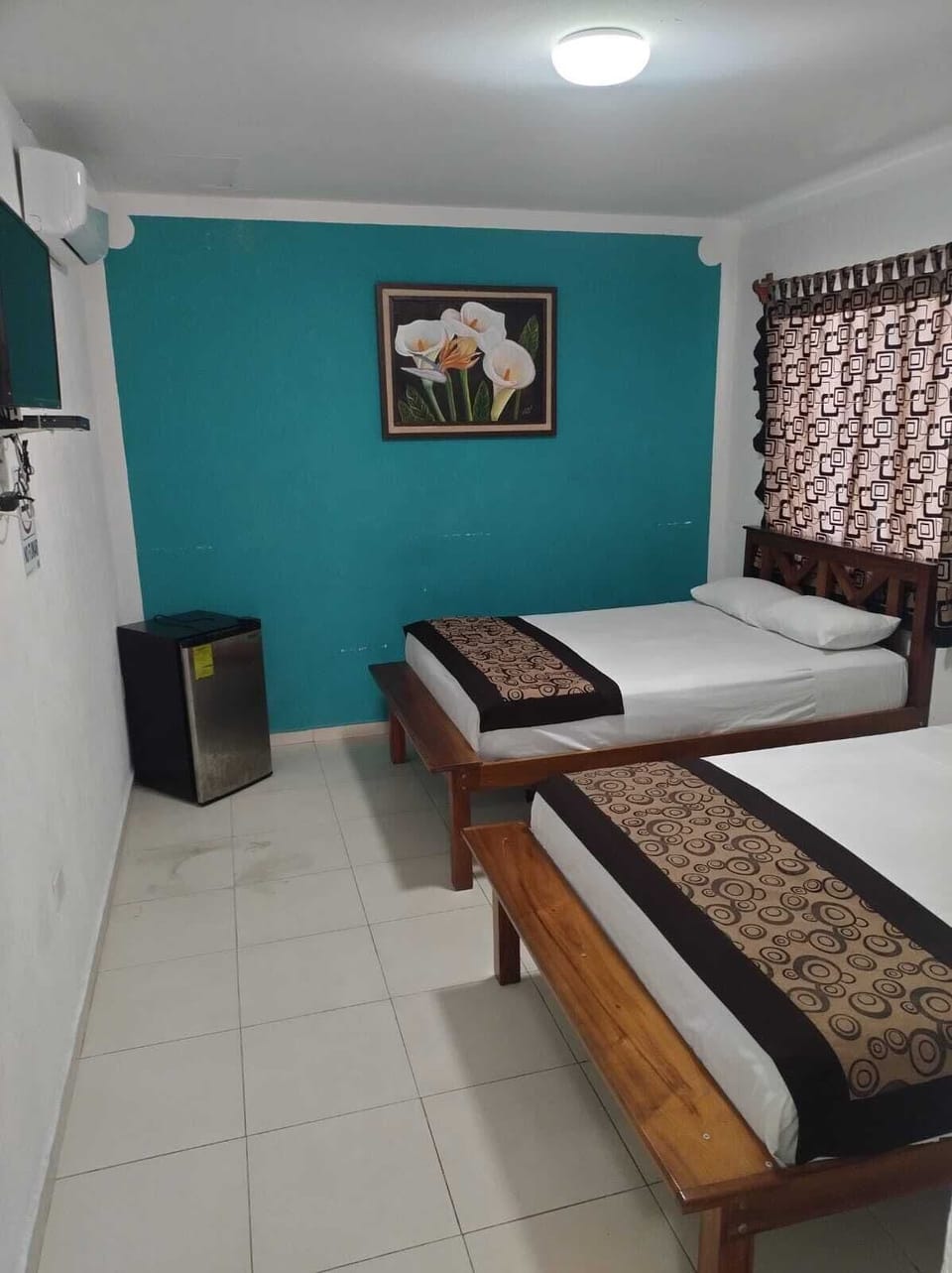 Standard Quadruple Room | Desk, laptop workspace, WiFi (free), bed sheets