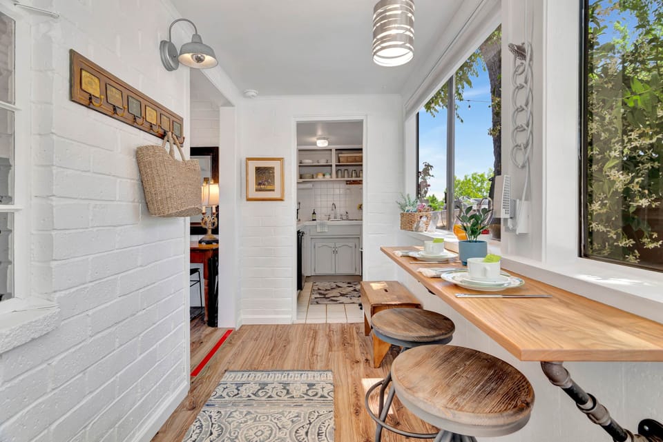 Dining bar for two