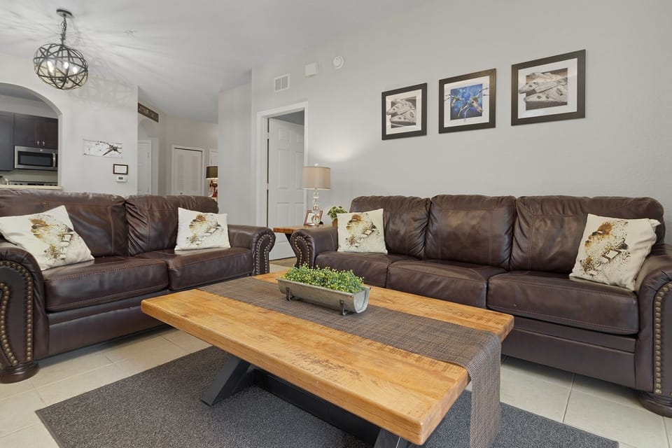 Leather furniture in living room - Skywalker's Retreat