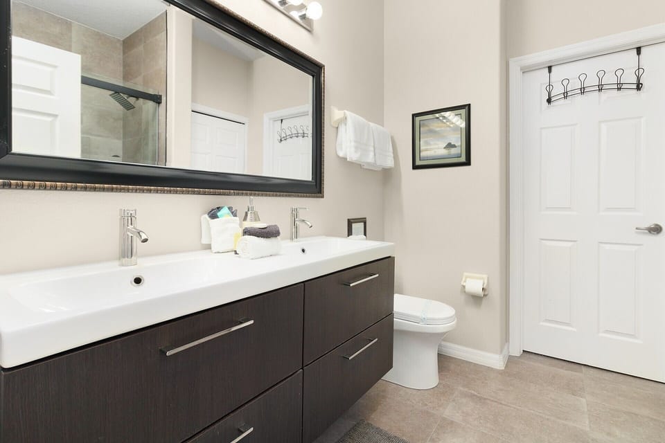 Master bathroom - Lakeside