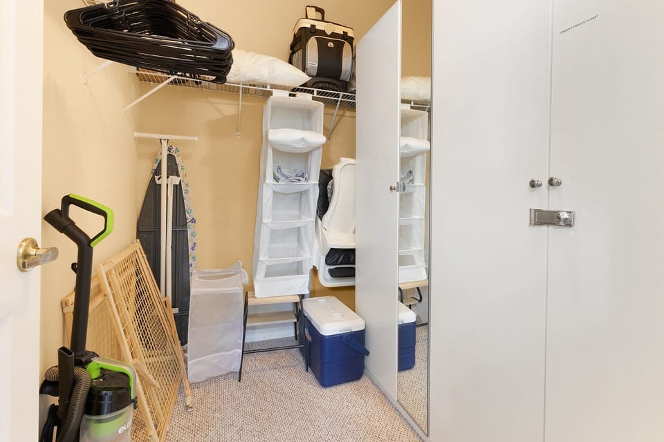 Plenty of closet space - Lakeside