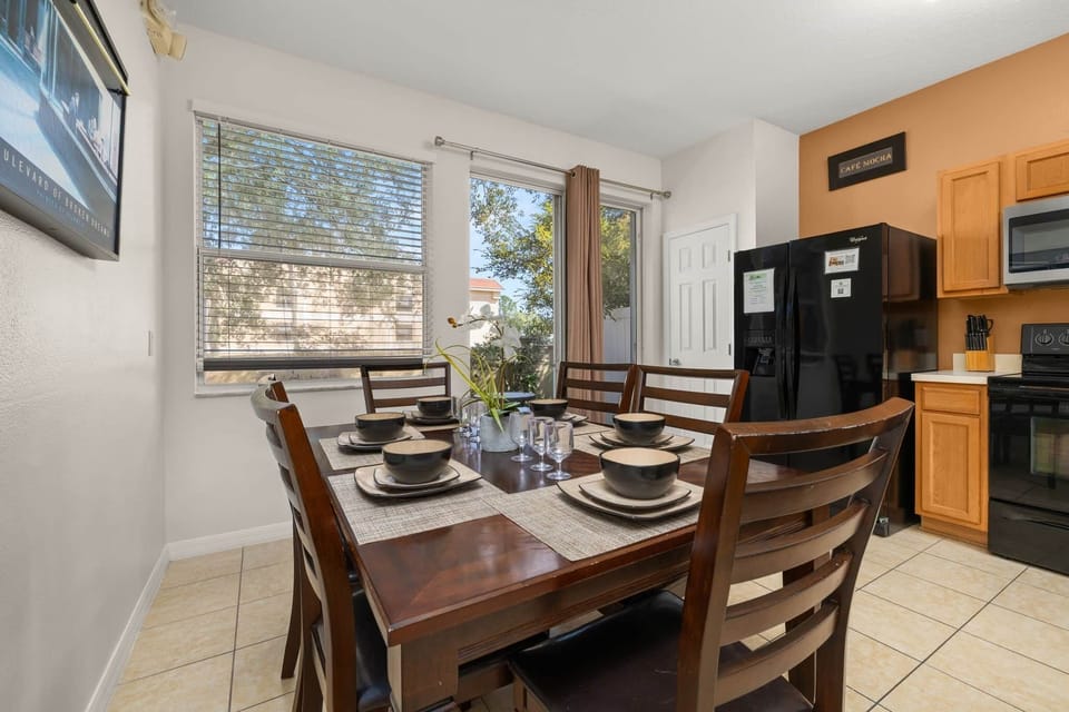 Seating for 6, perfect for that family dinner - My Home Away