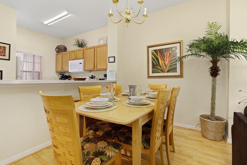 Dining area - Disney Cove